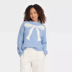 Like-new bow sweater.